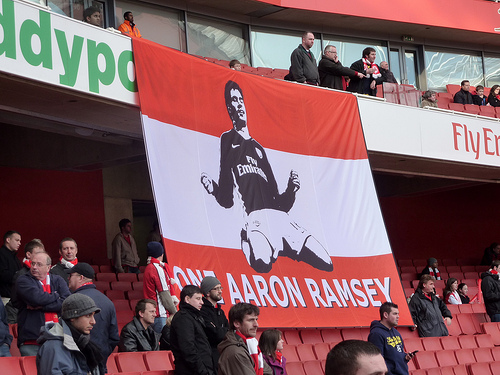 A szurkolók a lábtörést szenvedő Aaron Ramsey mellett állnak! A szurkolók a lábtörést szenvedő Aaron Ramsey mellett állnak!