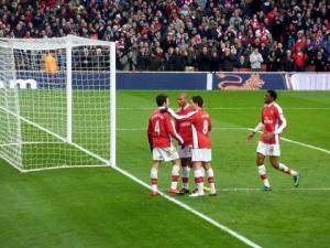 Fabregas második gólját ünneplik, de sérülés miatt le is kellett jönnie!