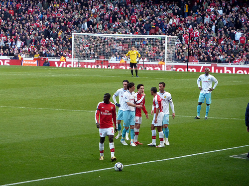 Nasri nyugtatja Walcottot Nasri nyugtatja Walcottot