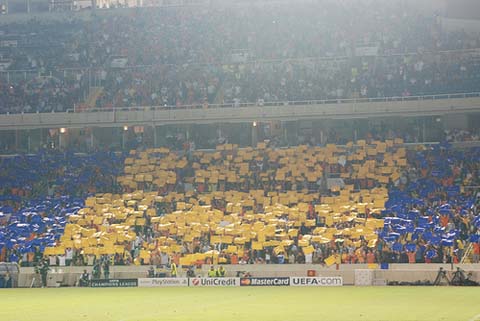 APOEL szurkolók élőképpel várták a csapatokat APOEL szurkolók élőképpel várták a csapatokat