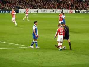 Arshavin szabadrúgásra készül