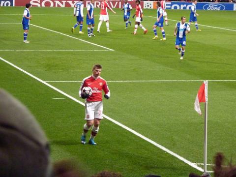 Arshavin szöglethez készül Arshavin szöglethez készül